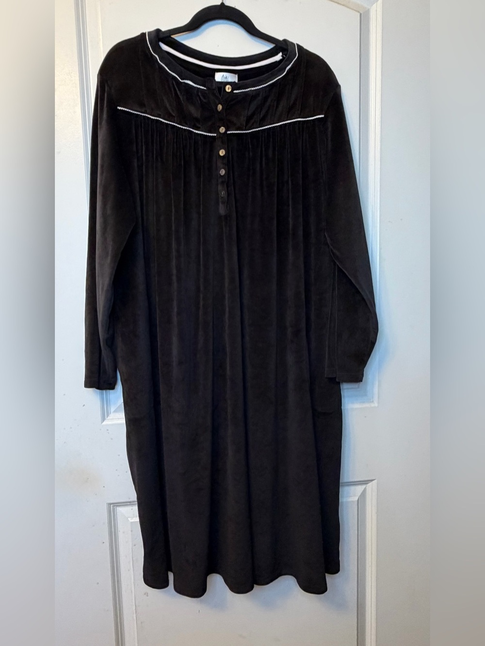 Aria Collection 2X Black Long-Sleeve Soft Fleece Nightgown with White Trim